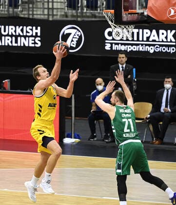 Basketball, mens, 2020 2021 season, EuroLeague 17 matchday , Alba Berlin Zalgiris Kaunas, v l Luke Sikma Alba Berlin , Arturas Milaknis Zalgiris Kaunas , 29 12 2020, Copyright: xSebastianxRäppoldx xMatthiasxKox