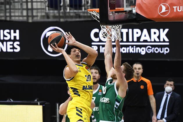 Basketball, Mens, 2020 2021 season, EuroLeague Matchday 17 , Alba Berlin Zalgiris Kaunas, v l Simone Fontecchio Alba Berlin , Thomas Walkup Zalgiris Kaunas , 29 12 2020, Copyright: xSebastianxRäppoldx xMatthiasxKox