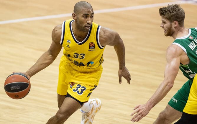 Basketball Euroleague, Alba Berlin Zalgiris Kaunas, Main Round, Matchday 17, Mercedes Benz Arena ALBAs Jayson Granger l fights for the ball against Thomas Walkup of Zalgiris Kaunas ALBA Berlin Zalgiris Kaunas