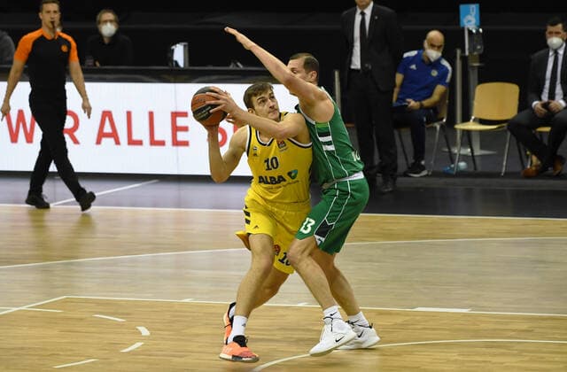 Basketball, mens, 2020 2021 season, EuroLeague 17 matchday , Alba Berlin Zalgiris Kaunas, v l Tim Schneider Alba Berlin , Paulius Jankunas Zalgiris Kaunas , 29 12 2020, Copyright: xSebastianxRäppoldx xMatthiasxKox