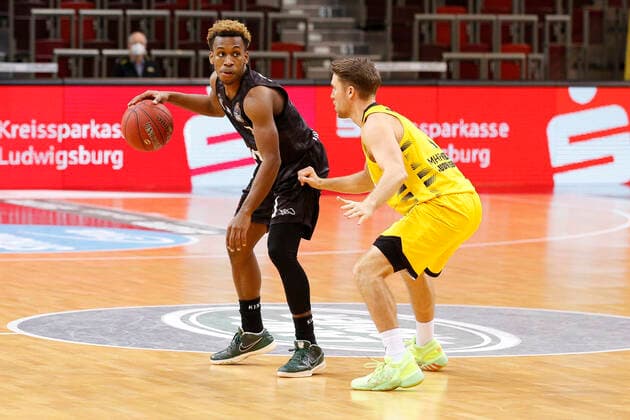 BBL easyCredit Basketball Bundesliga season 2020 2021 10 matchday on Tuesday, December 29, 2020 at the MHPArena in Ludwigsburg MHP RIESEN Ludwigsburg Hamburg Towers v l TJ Shorts II Towers , Jordan Hulls Ludwigsburg MHP RIESEN Ludwigsburg Hamburg Towers