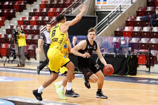 BBL easyCredit Basketball Bundesliga season 2020 2021 10 matchday on Tuesday, 29 December 2020 at the MHPArena in Ludwigsburg MHP RIESEN Ludwigsburg Hamburg Towers v l Elias Harris Ludwigsburg , Jordan Hulls Ludwigsburg , Justus Hollatz Towers MHP RIESEN Ludwigsburg Hamburg Towers