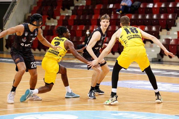 BBL easyCredit Basketball Bundesliga season 2020 2021 10 matchday on Tuesday, 29 December 2020 at the MHPArena in Ludwigsburg MHP RIESEN Ludwigsburg Hamburg Towers v l Marvin Ogunsipe Towers , Jaleen Smith Ludwigsburg , Justus Hollatz Towers , Jonas Wohlfarth Bottermann Ludwigsburg MHP RIESEN Ludwigsburg Hamburg Towers