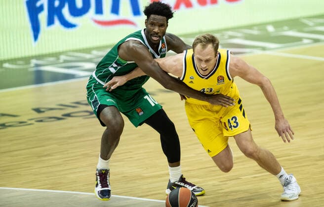Basketball Euroleague, Alba Berlin Zalgiris Kaunas, Main Round, Matchday 17, Mercedes Benz Arena Nigel Hayes l of Zalgiris Kaunas fights for the ball against ALBAs Luke Sikma ALBA Berlin Zalgiris Kaunas