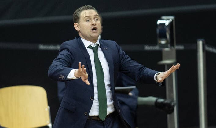 Basketball Euroleague, Alba Berlin Zalgiris Kaunas, Main Round, Matchday 17, Mercedes Benz Arena Head coach Martin Schiller of Zalgiris Kaunas stands gesticulating on the sidelines ALBA Berlin Zalgiris Kaunas