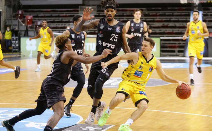 Ludwigsburg , Basketball easyCredit BBL Bundesliga , MHP RIESEN Ludwigsburg vs Hamburg Towers , from left T J Shorts Toweers Terry Allen Towers Jordan Hulls Giants
