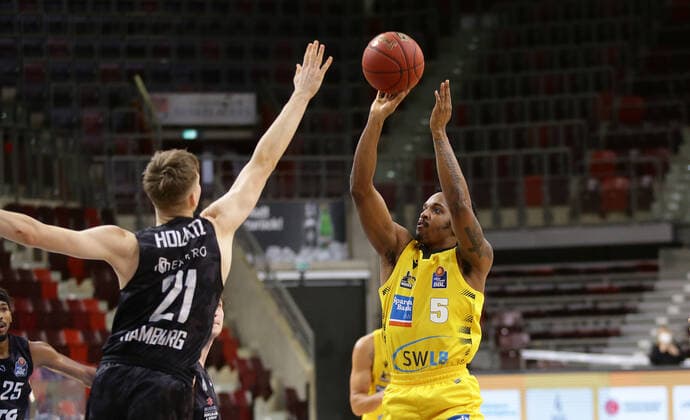 Ludwigsburg , Basketball easyCredit BBL Bundesliga , MHP RIESEN Ludwigsburg vs Hamburg Towers , from left Justus Hollatz Towers Barry Brown Riesen