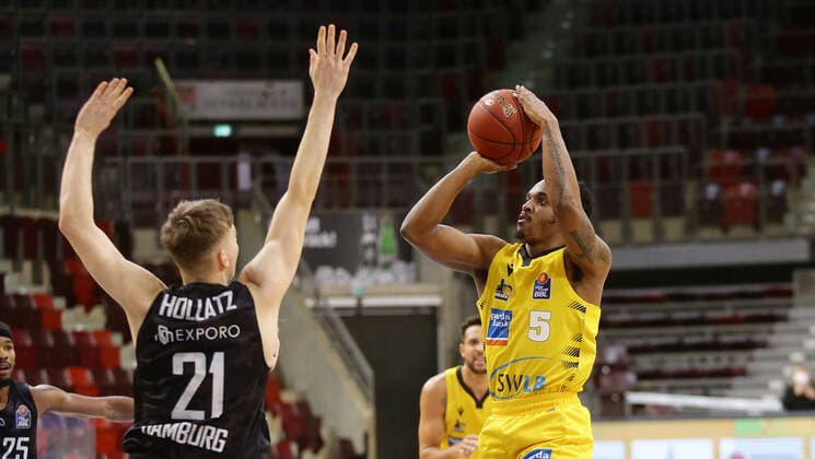 Ludwigsburg , Basketball easyCredit BBL Bundesliga , MHP RIESEN Ludwigsburg vs Hamburg Towers , from left Justus Hollatz Towers Barry Brown Riesen