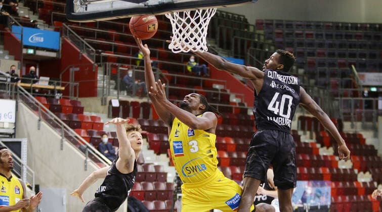Ludwigsburg , Basketball easyCredit BBL Bundesliga , MHP RIESEN Ludwigsburg vs Hamburg Towers , from left Jaleen Smith Giants Zac Cathbertson Towers