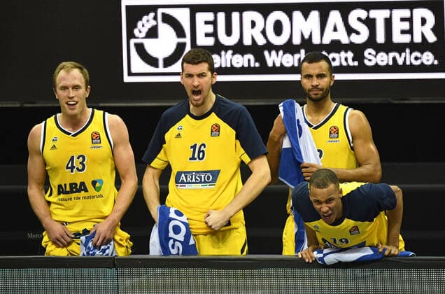 Basketball, men, 2020 2021 season, EuroLeague 17 matchday , Alba Berlin Zalgiris Kaunas, v l Luke Sikma Alba Berlin , Kresimir Nikic Alba Berlin , Johannes Thiemann Alba Berlin , Louis Olinde Alba Berlin , 29 12 2020, Copyright: xSebastianxRäppoldx xMatthiasxKox