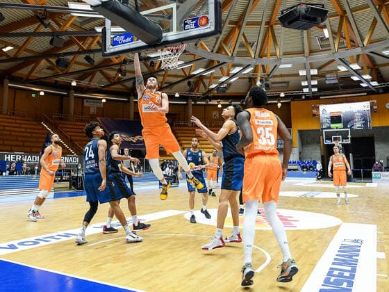 Jamuni McNeace HAKRO Merlins Crailsheim at the basket against Isaiah Wilkins Ratiopharm Ulm , GER, HAKRO Merlins Crailsheim vs Ratiopharm Ulm, 29 12 2020, 10 Spieltag easycredit Basketball Bundesliga, Spielzeit 2020 2021 GER, HAKRO Merlins Crailsheim vs Ratiopharm Ulm, 29 12 2020, 10 Spieltag easycredit Basketball Bundesliga, Spielzeit 2020 2021 Crailsheim Copyright: xEibnerxPressefoto MichaelxMemmlex EP_MMR