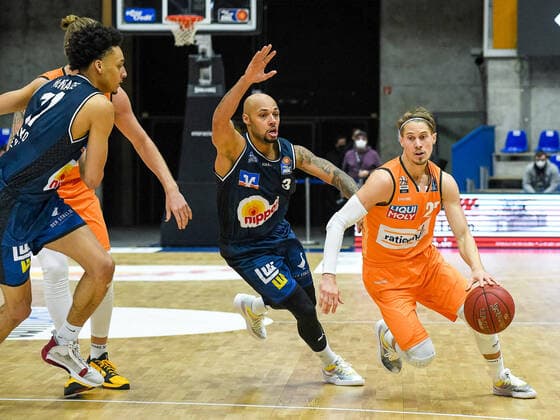 Jamuni McNeace HAKRO Merlins Crailsheim at the basket against Isaiah Wilkins Ratiopharm Ulm , GER, HAKRO Merlins Crailsheim vs Ratiopharm Ulm, 29 12 2020, 10 Spieltag easycredit Basketball Bundesliga, Spielzeit 2020 2021 GER, HAKRO Merlins Crailsheim vs Ratiopharm Ulm, 29 12 2020, 10 Spieltag easycredit Basketball Bundesliga, Spielzeit 2020 2021 Crailsheim Copyright: xEibnerxPressefoto MichaelxMemmlex EP_MMR