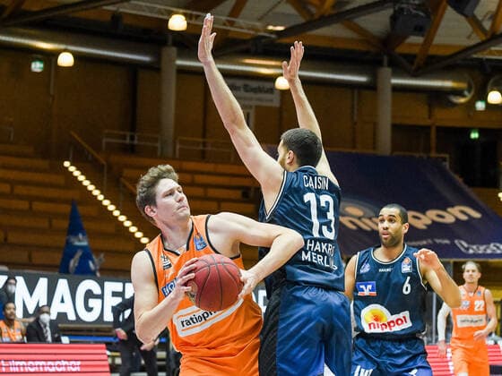 Jamuni McNeace HAKRO Merlins Crailsheim at the basket against Isaiah Wilkins Ratiopharm Ulm , GER, HAKRO Merlins Crailsheim vs Ratiopharm Ulm, 29 12 2020, 10 Spieltag easycredit Basketball Bundesliga, Spielzeit 2020 2021 GER, HAKRO Merlins Crailsheim vs Ratiopharm Ulm, 29 12 2020, 10 Spieltag easycredit Basketball Bundesliga, Spielzeit 2020 2021 Crailsheim Copyright: xEibnerxPressefoto MichaelxMemmlex EP_MMR