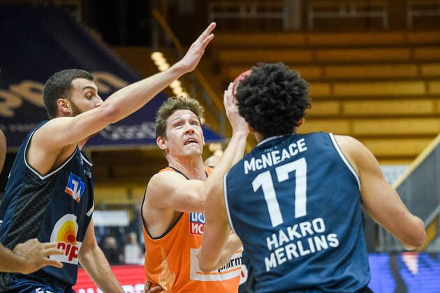 Jamuni McNeace HAKRO Merlins Crailsheim at the basket against Isaiah Wilkins Ratiopharm Ulm , GER, HAKRO Merlins Crailsheim vs Ratiopharm Ulm, 29 12 2020, 10 Spieltag easycredit Basketball Bundesliga, Spielzeit 2020 2021 GER, HAKRO Merlins Crailsheim vs Ratiopharm Ulm, 29 12 2020, 10 Spieltag easycredit Basketball Bundesliga, Spielzeit 2020 2021 Crailsheim Copyright: xEibnerxPressefoto MichaelxMemmlex EP_MMR