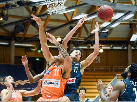 Jamuni McNeace HAKRO Merlins Crailsheim at the basket against Isaiah Wilkins Ratiopharm Ulm , GER, HAKRO Merlins Crailsheim vs Ratiopharm Ulm, 29 12 2020, 10 Spieltag easycredit Basketball Bundesliga, Spielzeit 2020 2021 GER, HAKRO Merlins Crailsheim vs Ratiopharm Ulm, 29 12 2020, 10 Spieltag easycredit Basketball Bundesliga, Spielzeit 2020 2021 Crailsheim Copyright: xEibnerxPressefoto MichaelxMemmlex EP_MMR