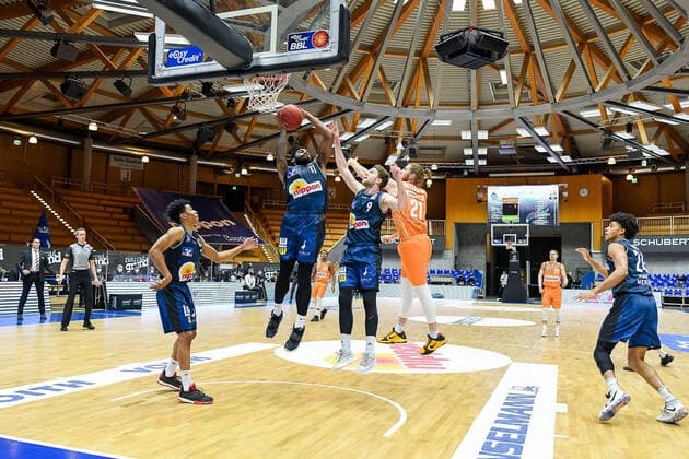 Jamuni McNeace HAKRO Merlins Crailsheim at the basket against Isaiah Wilkins Ratiopharm Ulm , GER, HAKRO Merlins Crailsheim vs Ratiopharm Ulm, 29 12 2020, 10 Spieltag easycredit Basketball Bundesliga, Spielzeit 2020 2021 GER, HAKRO Merlins Crailsheim vs Ratiopharm Ulm, 29 12 2020, 10 Spieltag easycredit Basketball Bundesliga, Spielzeit 2020 2021 Crailsheim Copyright: xEibnerxPressefoto MichaelxMemmlex EP_MMR