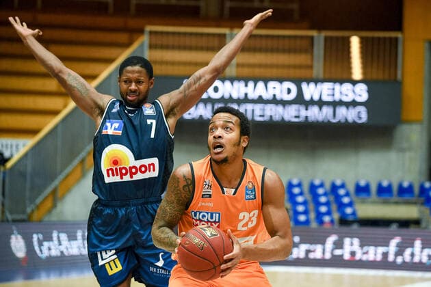 Jamuni McNeace HAKRO Merlins Crailsheim at the basket against Isaiah Wilkins Ratiopharm Ulm , GER, HAKRO Merlins Crailsheim vs Ratiopharm Ulm, 29 12 2020, 10 Spieltag easycredit Basketball Bundesliga, Spielzeit 2020 2021 GER, HAKRO Merlins Crailsheim vs Ratiopharm Ulm, 29 12 2020, 10 Spieltag easycredit Basketball Bundesliga, Spielzeit 2020 2021 Crailsheim Copyright: xEibnerxPressefoto MichaelxMemmlex EP_MMR