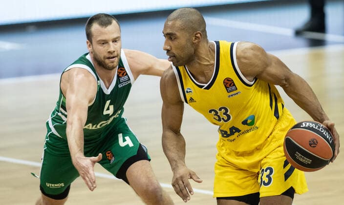 Basketball Euroleague, Alba Berlin Zalgiris Kaunas, Main Round, Matchday 17, Mercedes Benz Arena Lukas Lekavicius l of Zalgiris Kaunas fights ALBAs Jayson Granger for the ball ALBA Berlin Zalgiris Kaunas