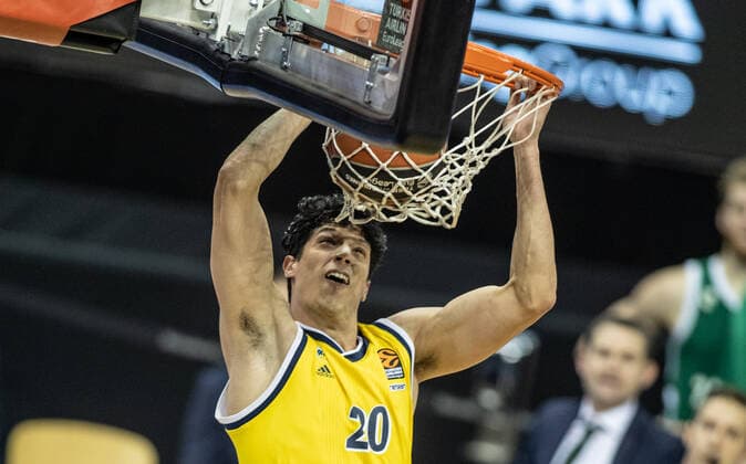 Basketball Euroleague, Alba Berlin Zalgiris Kaunas, Main Round, Matchday 17, Mercedes Benz Arena ALBAs Simone Fontecchio puts the ball in the basket and hangs on to it ALBA Berlin Zalgiris Kaunas