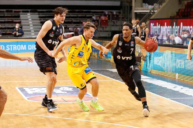 BBL easyCredit Basketball Bundesliga season 2020 2021 10 matchday on Tuesday, 29 December 2020 at the MHPArena in Ludwigsburg MHP RIESEN Ludwigsburg Hamburg Towers v l Maik Kotsar Towers , Jordan Hulls Ludwigsburg , Kameron Taylor Towers MHP RIESEN Ludwigsburg Hamburg Towers