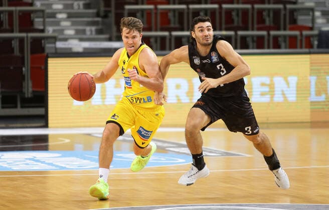 Ludwigsburg , Basketball easyCredit BBL Bundesliga , MHP RIESEN Ludwigsburg vs Hamburg Towers , from left Jordan Hulls Giants Jordan Swing towers