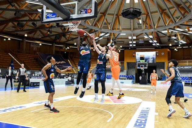 Tim Coleman HAKRO Merlins Crailsheim on the ball and Fabian Bleck HAKRO Merlins Crailsheim defend against Dylan Osetkowski Ratiopharm Ulm , GER, HAKRO Merlins Crailsheim vs Ratiopharm Ulm, 29 12 2020, 10 Spieltag easycredit Basketball Bundesliga, Spielzeit 2020 2021 GER, HAKRO Merlins Crailsheim vs Ratiopharm Ulm , 29 12 2020, 10 Spieltag easycredit Basketball Bundesliga, Spielzeit 2020 2021 Crailsheim Copyright: xEibnerxPressefoto MichaelxMemmlerx EP_MMR