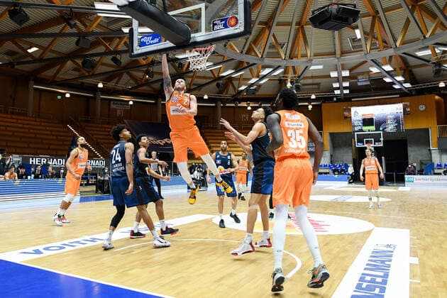 Dylan Osetkowski Ratiopharm Ulm at the basket, Jeremy Jones HAKRO Merlins Crailsheim , Jamuni McNeace HAKRO Merlins Crailsheim , Aric Holmann Ratiopharm Ulm , GER, HAKRO Merlins Crailsheim vs Ratiopharm Ulm, 29 12 2020, 10 Spieltag easycredit Basketball Bundesliga, Spielzeit 2020 2021 GER, HAKRO Merlins Crailsheim vs Ratiopharm Ulm, 29 12 2020, 10 Spieltag easycredit Basketball Bundesliga, Spielzeit 2020 2021 Crailsheim Copyright: xEibnerxPressefoto MichaelxMemmlerx EP_MMR
