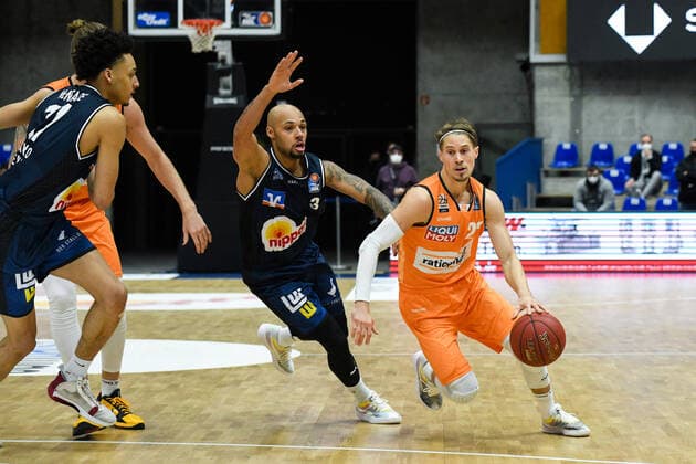 Thomas Klepeisz Ratiopharm Ulm in a duel with Maurice Stuckey HAKRO Merlins Crailsheim , GER, HAKRO Merlins Crailsheim vs Ratiopharm Ulm, 29 12 2020, 10 Matchday easycredit Basketball Bundesliga, Season 2020 2021 GER, HAKRO Merlins Crailsheim vs Ratiopharm Ulm, 29 12 2020, 10 Matchday easycredit Basketball Bundesliga, Season 2020 2021 Crailsheim Copyright: xEibnerxPressefoto MichaelxMemmlerx EP_MMR