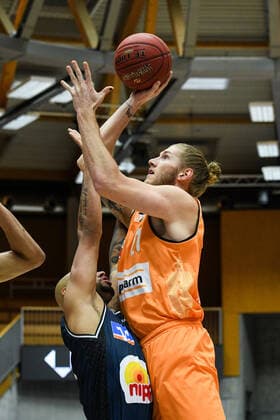 Dylan Osetkowski Ratiopharm Ulm at the basket against Maurice Stuckey HAKRO Merlins Crailsheim , GER, HAKRO Merlins Crailsheim vs Ratiopharm Ulm, 29 12 2020, 10 Spieltag easycredit Basketball Bundesliga, Spielzeit 2020 2021 GER, HAKRO Merlins Crailsheim vs Ratiopharm Ulm, 29 12 2020, 10 Spieltag easycredit Basketball Bundesliga, Spielzeit 2020 2021 Crailsheim Copyright: xEibnerxPressefoto MichaelxMemmlerx EP_MMR