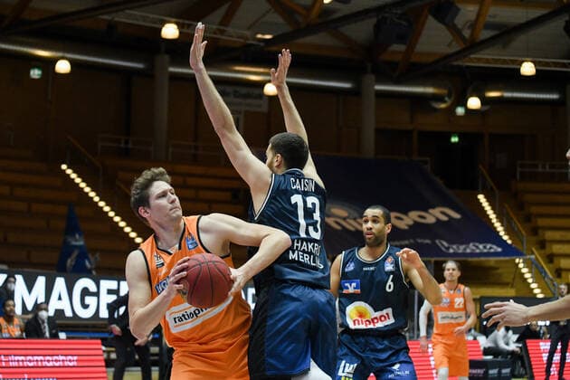 Patrick Heckmann Ratiopharm Ulm in a duel with Radii Caisin HAKRO Merlins Crailsheim , GER, HAKRO Merlins Crailsheim vs Ratiopharm Ulm, 29 12 2020, 10 Matchday easycredit Basketball Bundesliga, Season 2020 2021 GER, HAKRO Merlins Crailsheim vs Ratiopharm Ulm, 29 12 2020, 10 Matchday easycredit Basketball Bundesliga, Season 2020 2021 Crailsheim Copyright: xEibnerxPressefoto MichaelxMemmlerx EP_MMR