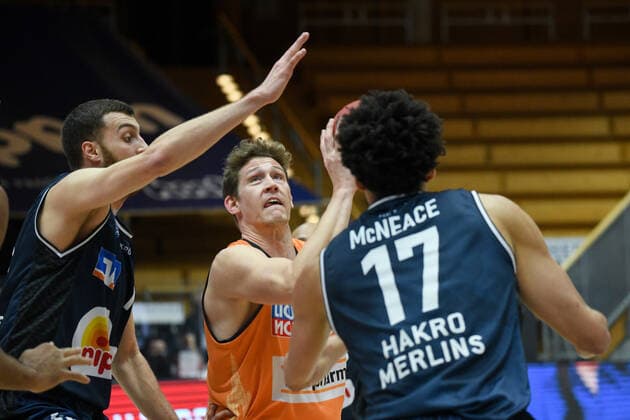 Patrick Heckmann Ratiopharm Ulm in a duel with Radii Caisin HAKRO Merlins Crailsheim and Jamuni McNeace HAKRO Merlins Crailsheim , GER, HAKRO Merlins Crailsheim vs Ratiopharm Ulm, 29 12 2020, 10 Spieltag easycredit Basketball Bundesliga, Spielzeit 2020 2021 GER, HAKRO Merlins Crailsheim vs Ratiopharm Ulm, 29 12 2020, 10 Spieltag easycredit Basketball Bundesliga, Spielzeit 2020 2021 Crailsheim Copyright: xEibnerxPressefoto MichaelxMemmlerx EP_MMR