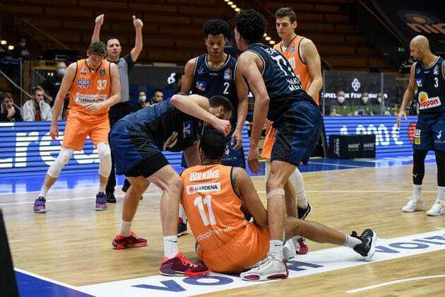 Isaiah Wilkins Ratiopharm Ulm on the floor, Trae Bell Haynes HAKRO Merlins Crailsheim , Jamuni McNeace HAKRO Merlins Crailsheim , Radii Caisin HAKRO Merlins Crailsheim stand by, GER, HAKRO Merlins Crailsheim vs Ratiopharm Ulm, 29 12 2020, 10 Spieltag easycredit Basketball Bundesliga, Spielzeit 2020 2021 GER, HAKRO Merlins Crailsheim vs Ratiopharm Ulm, 29 12 2020, 10 Spieltag easycredit Basketball Bundesliga, Spielzeit 2020 2021 Crailsheim. Copyright: xEibnerxPressefoto MichaelxMemmlerx EP_MMR
