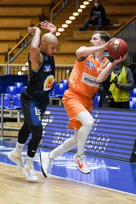 Andreas Obst Ratiopharm Ulm is fouled by Maurice Stuckey HAKRO Merlins Crailsheim, GER, HAKRO Merlins Crailsheim vs Ratiopharm Ulm, 29 12 2020, 10 Spieltag easycredit Basketball Bundesliga, Spielzeit 2020 2021 GER, HAKRO Merlins Crailsheim vs Ratiopharm Ulm, 29 12 2020, 10 Spieltag easycredit Basketball Bundesliga, Spielzeit 2020 2021 Crailsheim Copyright: xEibnerxPressefoto MichaelxMemmlerx EP_MMR