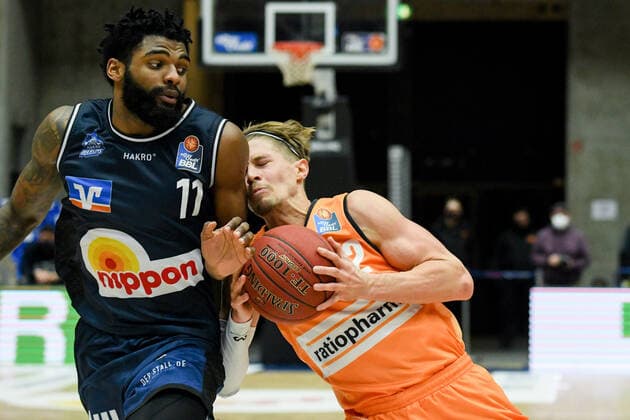 Thomas Klepeisz Ratiopharm Ulm in a duel with Tim Coleman HAKRO Merlins Crailsheim , GER, HAKRO Merlins Crailsheim vs Ratiopharm Ulm, 29 12 2020, 10 Matchday easycredit Basketball Bundesliga, Season 2020 2021 GER, HAKRO Merlins Crailsheim vs Ratiopharm Ulm, 29 12 2020, 10 Matchday easycredit Basketball Bundesliga, Season 2020 2021 Crailsheim Copyright: xEibnerxPressefoto MichaelxMemmlerx EP_MMR