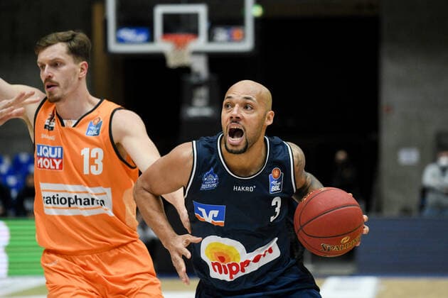 Maurice Stuckey HAKRO Merlins Crailsheim in a duel with Andreas Obst Ratiopharm Ulm , GER, HAKRO Merlins Crailsheim vs Ratiopharm Ulm, 29 12 2020, 10 Matchday easycredit Basketball Bundesliga, Season 2020 2021 GER, HAKRO Merlins Crailsheim vs Ratiopharm Ulm, 29 12 2020, 10 Matchday easycredit Basketball Bundesliga, Season 2020 2021 Crailsheim Copyright: xEibnerxPressefoto MichaelxMemmlerx EP_MMR
