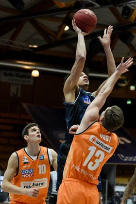 Jamuni McNeace HAKRO Merlins Crailsheim at the basket against Andreas Obst Ratiopharm Ulm , GER, HAKRO Merlins Crailsheim vs Ratiopharm Ulm, 29 12 2020, 10 Spieltag easycredit Basketball Bundesliga, Spielzeit 2020 2021 GER, HAKRO Merlins Crailsheim vs Ratiopharm Ulm, 29 12 2020, 10 Spieltag easycredit Basketball Bundesliga, Spielzeit 2020 2021 Crailsheim Copyright: xEibnerxPressefoto MichaelxMemmlerx EP_MMR