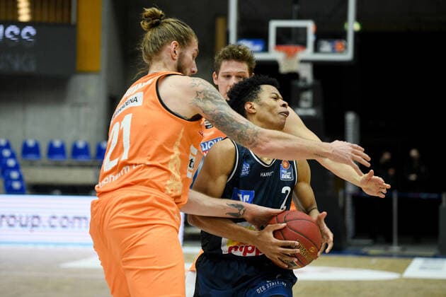 Trae Bell Haynes HAKRO Merlins Crailsheim in a duel with Dylan Osetkowski Ratiopharm Ulm , GER, HAKRO Merlins Crailsheim vs Ratiopharm Ulm, 29 12 2020, 10 Spieltag easycredit Basketball Bundesliga, Spielzeit 2020 2021 GER, HAKRO Merlins Crailsheim vs Ratiopharm Ulm, 29 12 2020, 10 Spieltag easycredit Basketball Bundesliga, Spielzeit 2020 2021 Crailsheim Copyright: xEibnerxPressefoto MichaelxMemmlerx EP_MMR