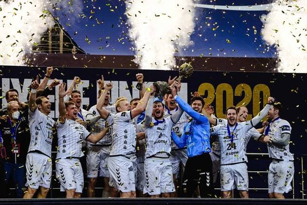 Bilder des Jahres 2020, Sport 12 Dezember Sport Themen der Woche KW53 Sport Bilder des Tages Handball EHF Final4 Finale THW Kiel - FC Barcelona, Barca am 29.12.2020 in der Lanxess Arena in Köln Final4 Sieger THW Kiel *** Handball EHF Final4 Final THW Kiel FC Barcelona on 29 12 2020 at Lanxess Arena in Cologne Final4 Winner THW Kiel xMNx