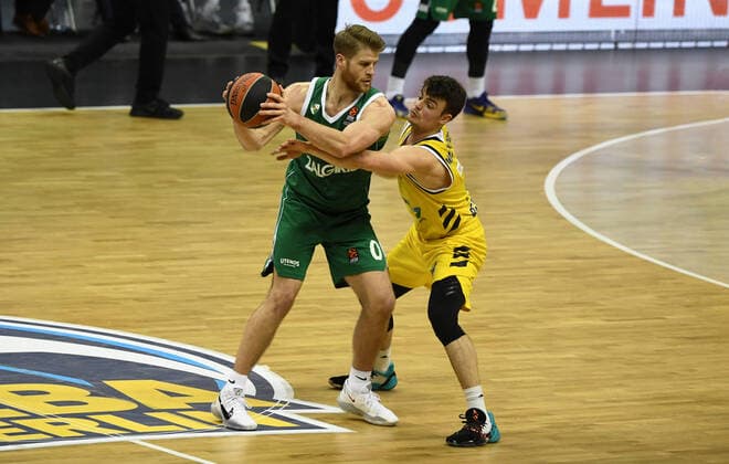 Basketball, Mens, 2020 2021 season, EuroLeague Matchday 17 , Alba Berlin Zalgiris Kaunas, v l Thomas Walkup Zalgiris Kaunas , Jonas Mattisseck Alba Berlin , 29 12 2020, Copyright: xSebastianxRäppoldx xMatthiasxKox