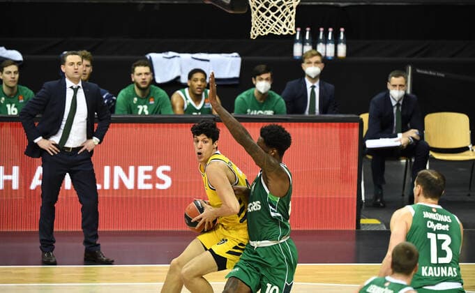 Basketball, mens, 2020 2021 season, EuroLeague 17 matchday , Alba Berlin Zalgiris Kaunas, v l coach Martin Schiller Zalgiris Kaunas , Simone Fontecchio Alba Berlin , Nigel Hayes Zalgiris Kaunas , Paulius Jankunas Zalgiris Kaunas , 29 12 2020, Copyright: xSebastianxRäppoldx xMatthiasxKox