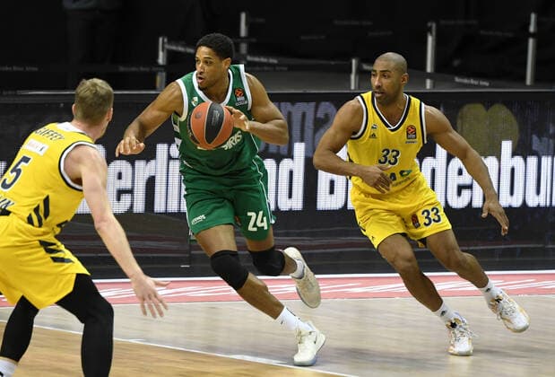Basketball, mens, 2020 2021 season, EuroLeague 17 matchday , Alba Berlin Zalgiris Kaunas, v l Niels Giffey Alba Berlin , Augustine Rubit Zalgiris Kaunas , Jayson Granger Alba Berlin , 29 12 2020, Copyright: xSebastianxRäppoldx xMatthiasxKox