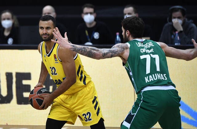 Basketball, mens, 2020 2021 season, EuroLeague 17 matchday , Alba Berlin Zalgiris Kaunas, v l Johannes Thiemann Alba Berlin , Joffrey Lauvergne Zalgiris Kaunas , 29 12 2020, Copyright: xSebastianxRäppoldx xMatthiasxKox