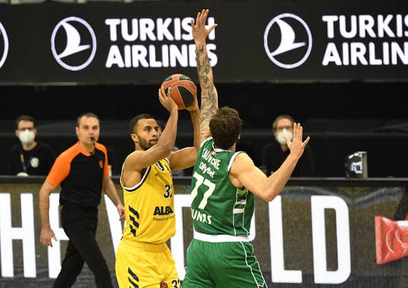 Basketball, mens, 2020 2021 season, EuroLeague 17 matchday , Alba Berlin Zalgiris Kaunas, v l Johannes Thiemann Alba Berlin , Joffrey Lauvergne Zalgiris Kaunas , 29 12 2020, Copyright: xSebastianxRäppoldx xMatthiasxKox
