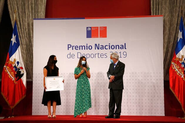 Sport Bilder des Tages Santiago 29 diciembre 2020. El Presidente Sebasti‡n Pi–era y la ministra del Deporte Cecilia PŽrez, entregan el Premio Nacional del Deporte a la deportista Francisca Crovetto Marcelo Hernandez Aton Chile Premio nacional del deporte 2020