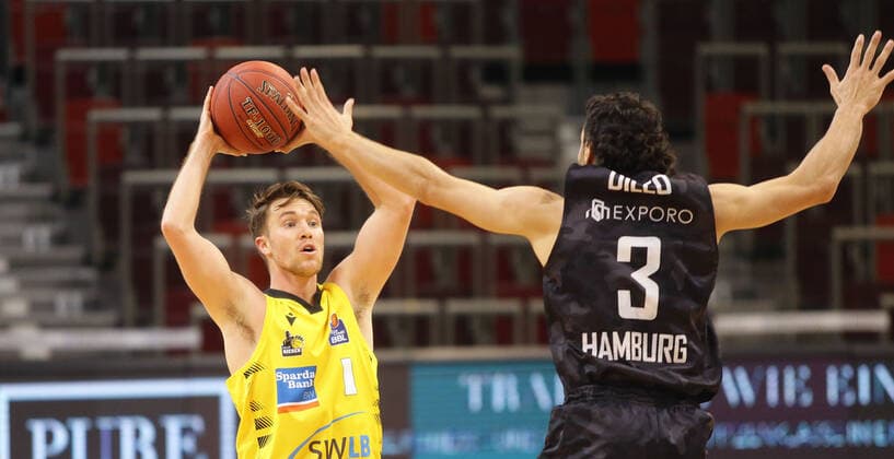 Ludwigsburg , Basketball easyCredit BBL Bundesliga , MHP RIESEN Ludwigsburg vs Hamburg Towers , from left Jordan Hulls Giants Maximilian Dileo Towers