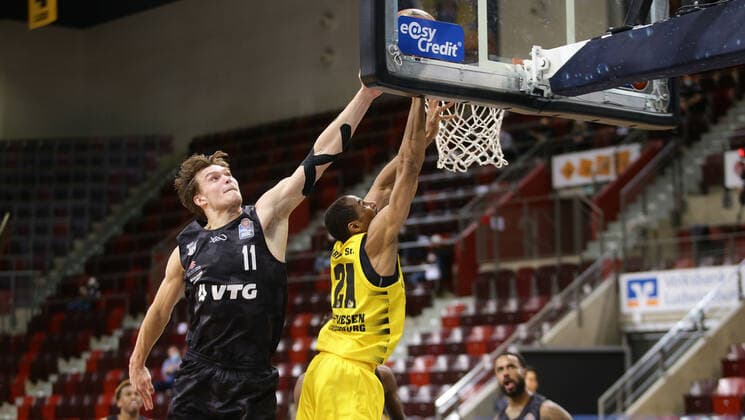 Ludwigsburg , Basketball easyCredit BBL Bundesliga , MHP RIESEN Ludwigsburg vs Hamburg Towers , from left Maik Kotsar Towers Tremmell Darden Riesen