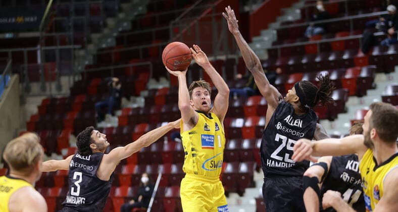Ludwigsburg , Basketball easyCredit BBL Bundesliga , MHP RIESEN Ludwigsburg vs Hamburg Towers , from left Maximilian Dileo Towers Jordan Hulls Giants Terry Allen Towers
