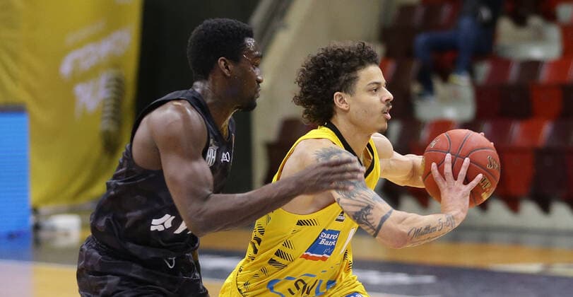 Ludwigsburg , Basketball easyCredit BBL Bundesliga , MHP RIESEN Ludwigsburg vs Hamburg Towers , from left Osaro Jürgen Rich Towers Jonah radebaugh Giants