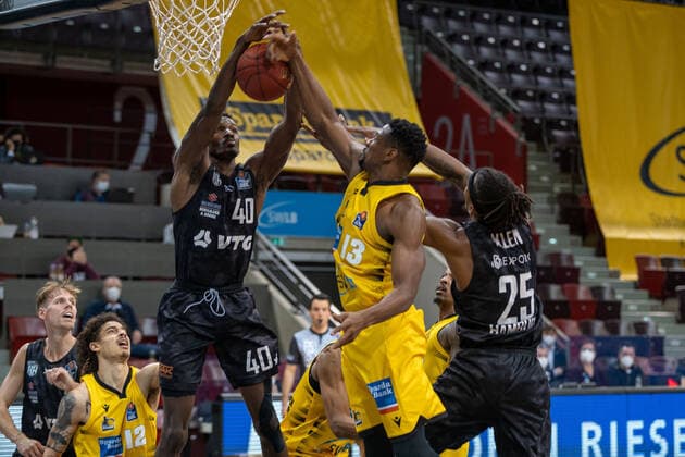 Jordan Swing Hamburg Towers, 2 Jonah Radebaugh MHP Riesen Ludwigsburg, 12 Zac Cuthbertson Hamburg Towers, 40 Yorman Polas Bartolo MHP Riesen Ludwigsburg, 13 Terry Allen Hamburg Towers, 25 ¨¨¨MHP Riesen Ludwigsburg vs Hamburg Towers, Basketball, Bundesliga, easy credit BBL, Matchday 11, Season 2020 2021, 29 12 2020, ¨¨MHP Riesen Ludwigsburg vs Hamburg Towers, Basketball, Bundesliga, easy credit BBL, Matchday 11, Season 2020 2021, 29 12 2020 Ludwigsburg. Copyright: xNinaxSander xEibnerxPressefotoxIx EP_NSR