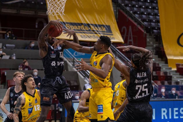 Jordan Swing Hamburg Towers, 2 Jonah Radebaugh MHP Riesen Ludwigsburg, 12 Zac Couthbertson Hamburg Towers, 40 Yorman Polas Bartolo MHP Riesen Ludwigsburg, 13 Barry Brown Jr MHP Riesen Ludwigsburg, 5 Terry Allen Hamburg Towers, 25 ¨¨¨MHP Riesen Ludwigsburg vs Hamburg Towers, Basketball, Bundesliga, easy credit BBL, Matchday 11, Season 2020 2021, 29 12 2020, ¨¨MHP Riesen Ludwigsburg vs Hamburg Towers, Basketball, Bundesliga, easy credit BBL, Matchday 11, Season 2020 2021, 29 12 2020 Ludwigsburg. Copyright: xNinaxSander xEibnerxPressefotoxIx EP_NSR